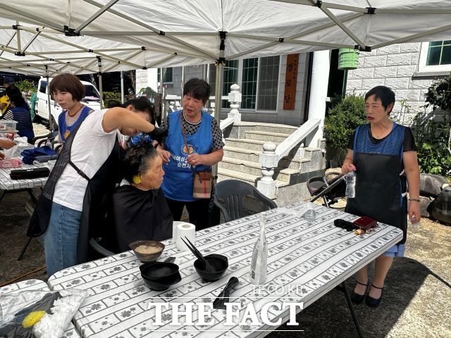 순천시 자원봉사자들이 마을 어르신들에게 이미용 봉사를 펼치고 있다. /순천시자원봉사센터