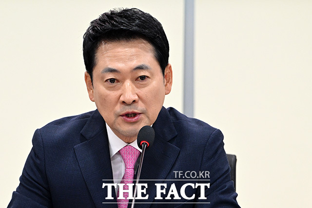 '무너지는 국가안보, 3군 사관학교 졸속 통폐합 대안' 세미나 참석해 축사하는 장 대표.