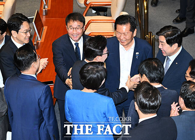 김민석 더불어민주당 대표가 7일 오전 서울 여의도 국회에서 열린 본회의에 참석해 교섭단체 대표연설을 마친 뒤 정청래 의원과 포옹을 하고 있다. /국회=배정한 기자