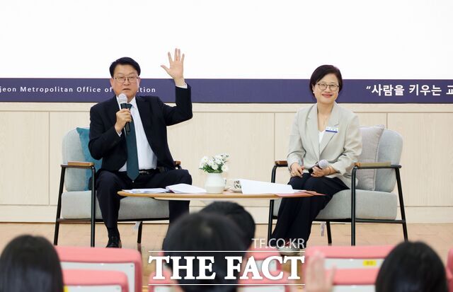 7일 대전교육연수원에서 오석진 대전시교육감이 '공직의 첫걸음, 대전교육의 미래를 함께 열다'를 주제로 신규 공무원들과 직접 소통하고 있다. /대전시교육청