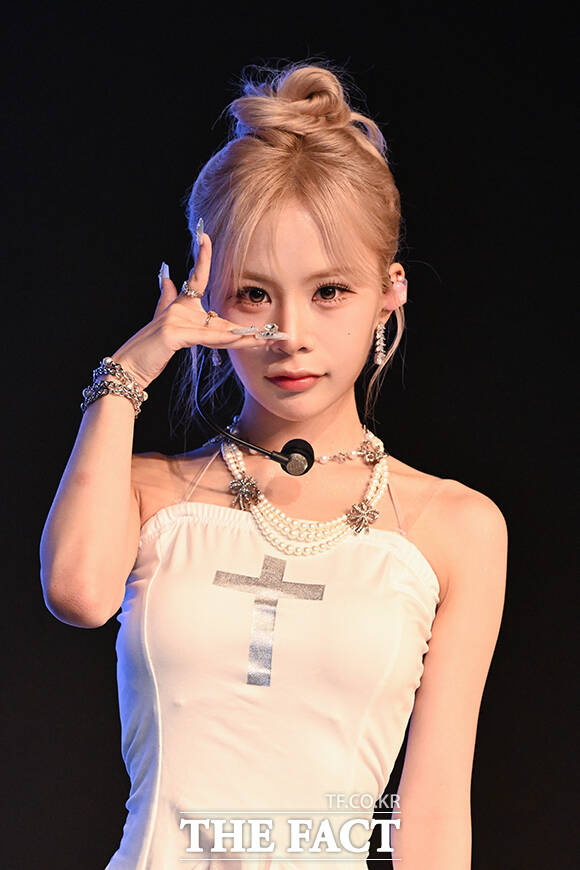그룹 에스투잇 효빈과 세아, 하루, 연수, 승비(왼쪽부터)가 7일 오후 서울 서대문구 현대백화점 신촌점 유플렉스 일러스타 스테이지에서 열린 컴백 미디어 쇼케이스에 참석해 포즈를 취하고 있다. /김성렬 기자