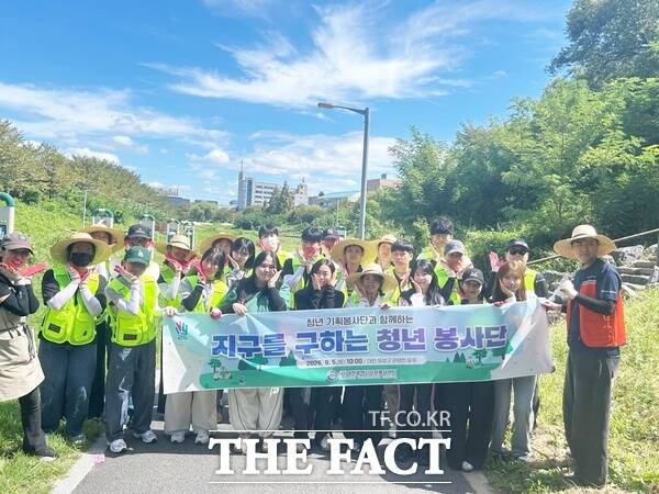 대전시자원봉사센터 청년 기획봉사단이 5일 대전 관평천 일대에서 청년 25명이 참여한 가운데 '청년 기획봉사단 환경보전 활동'으로 생태계 교란식물 제거하고 씨앗폭탄으로 생태를 회복시키는 활동을 펼쳤다. /대전시자원봉사센터