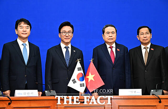 김민석 더불어민주당 대표(왼쪽)가 7일 오후 서울 여의도 국회에서 쩐 타잉 먼 베트남 국회의장을 접견하며 기념사진 촬영을 하고 있다. /국회=배정한 기자
