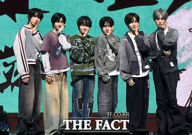 그룹 킥플립(KickFlip)이 오는 10월 6일 미니 5집 'KICK OFF THE WALL Pt. 1'을 발매한다. 사진은 지난 4월 미니 4집 발매 쇼케이스 당시 모습. /박상민 기자