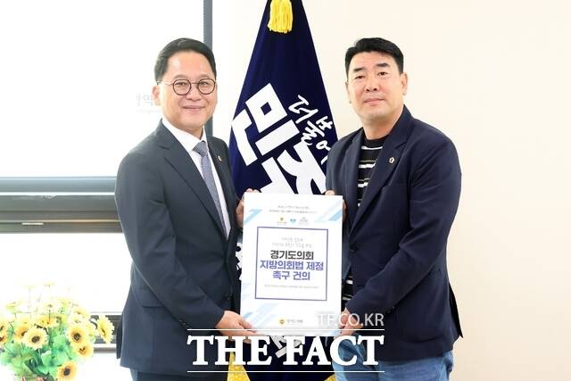 인천시의회 더불어민주당 김명주 대표의원(오른쪽)이 7일 인천시의회에서 경기도의회 더불어민주당 안광률 대표의원 등과 간담회를 갖은 뒤 기념 촬영을 하고 있다. /인천시의회