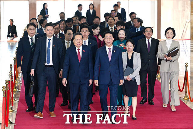 국회에서 회담 갖는 조정식 국회의장과 쩐 타잉 먼 베트남 국회의장.
