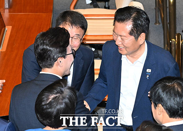 김민석 더불어민주당 대표가 7일 오전 서울 여의도 국회에서 열린 본회의에 참석해 교섭단체 대표연설을 마친 뒤 정청래 의원과 포옹을 하고 있다. /국회=배정한 기자