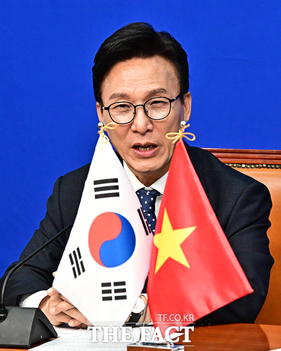 김민석 더불어민주당 대표(왼쪽)가 7일 오후 서울 여의도 국회에서 쩐 타잉 먼 베트남 국회의장을 접견하며 기념사진 촬영을 하고 있다. /국회=배정한 기자