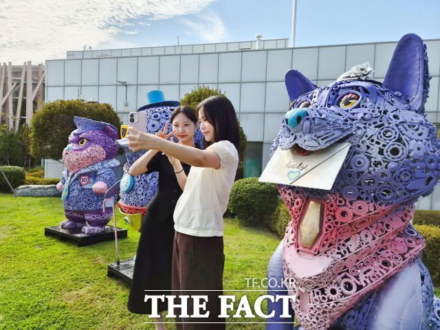 롯데백화점 광복점 옥상공원에 설치된 정크아트 작품 앞에서 관람객들이 사진을 찍고 있다. /롯데백화점 광복점