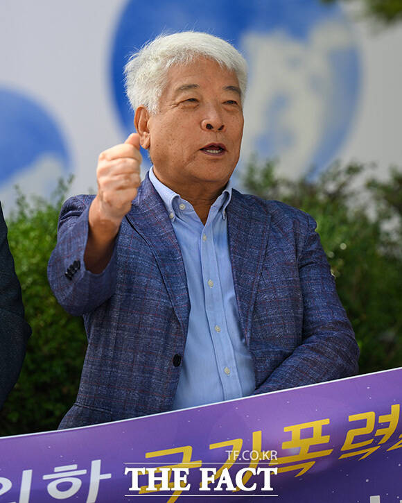 구호를 외치는 박상희 총동문회장