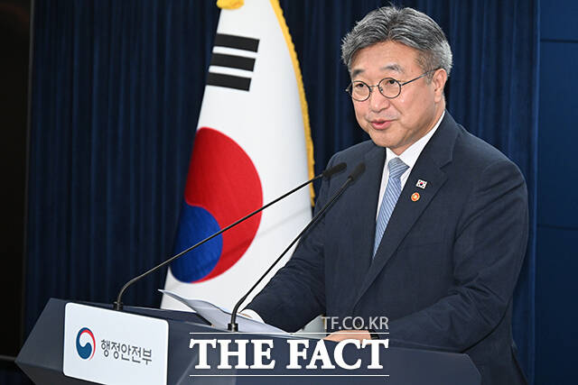 초대 중수청장 후보 제청을 발표한 윤호중 장관이 취재진 질문을 듣고 있다.