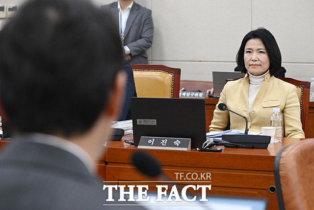 퇴장하던 중 민주당 의원들에게 항의하는 이진숙 국민의힘 의원(왼쪽)과 김장겸 의원.