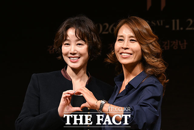 배우 김성령(왼쪽)과 최정원이 '유리동물원'에서 어머니 아만다 역으로 열연한다. /서예원 기자