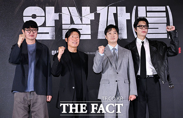 허진호 감독과 배우 유해진, 박해일, 이민호(왼쪽부터)가 8일 오후 서울 강남구 메가박스 코엑스에서 열린 영화 ‘암살자(들)’ 언론시사회 및 기자간담회에 참석해 포즈를 취하고 있다. /서예원 기자