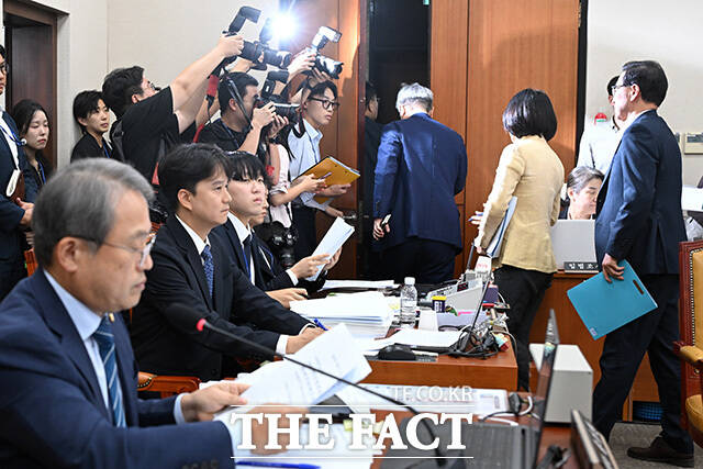 이진숙 국민의힘 의원 및 야당 과방위 위원들이 8일 오전 서울 여의도 국회에서 열린 과학기술정보방송통신위원회 전체회의에서 퇴장하고 있다. /국회=남용희 기자