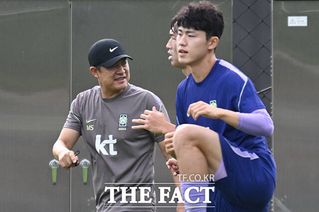 이민성 아시안게임 축구대표팀 감독이 1일 오후 충남 천안시 서북구 코리아풋볼파크에서 열린 2026 아이치·나고야 아시안게임 남자 축구대표팀 소집훈련에서 선수들의 훈련을 지도하고 있다. /천안=김성렬 기자