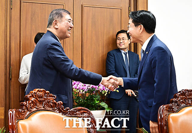 조정식 국회의장이 8일 오후 서울 여의도 국회에서 이시바 시게루 전 일본총리(왼쪽)를 접견하며 기념사진 촬영을 하고 있다. /국회=배정한 기자