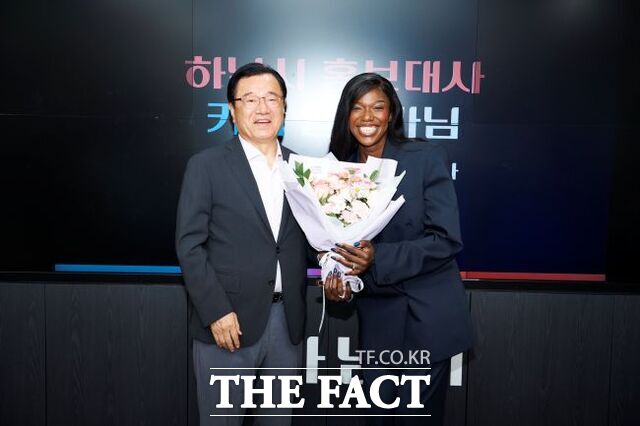지난 7일 하남시청 별관 대강당에서 열린 하남시 홍보대사 위촉식에서 이현재 시장(왼쪽)이 홍보대사로 위촉된 안무가 카니에게 홍보대사증을 전달하고 기념 촬영을 하고 있다. /하남시
