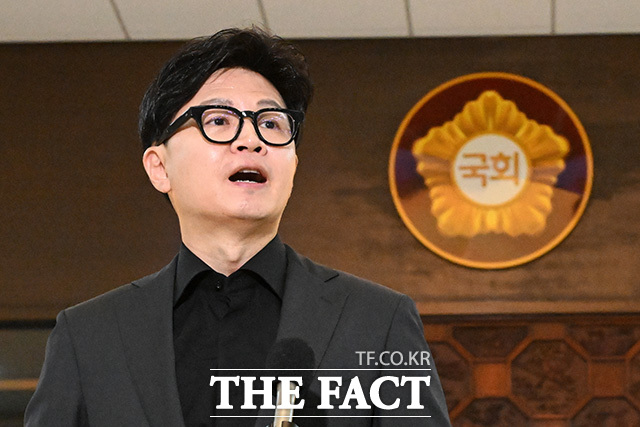 한동훈 무소속 의원이 8일 오전 서울 여의도 국회 로텐더홀에서 본회의에 참석하기 전 김승원 법무부 장관 후보자 관련 발언을 하고 있다. /국회=남용희 기자