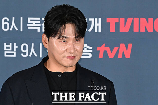 배우 백예인과 하율리, 오대환, 이준혁, 윤영빈 감독과 배우 서현우, 홍진기(왼쪽부터)가 8일 오전 서울 용산구 CGV 용산아이파크 몰에서 열린 티빙 오리지널 시리즈 '로또 1등도 출근합니다' 제작발표회에 참석해 포즈를 취하고 있다. /김성렬 기자
