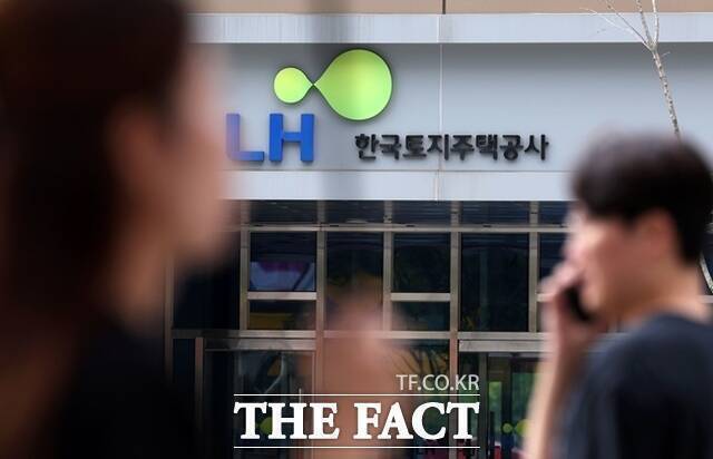 한국토지주택공사(LH)가 시각장애인의 청약정보 접근성을 높이기 위해 'LH 청약플러스'에 '실시간 전자점자 서비스'를 도입한다. /뉴시스