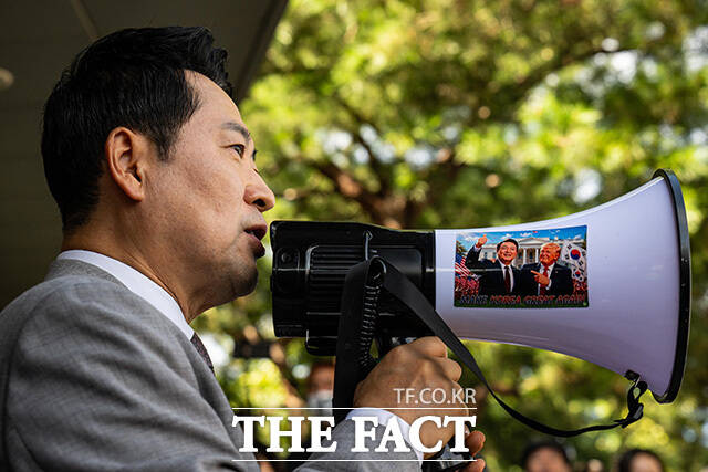 장동혁 국민의힘 대표가 선거 관련 용품들이 보관된 곳을 살펴본 뒤 시민들에게 내부 상황을 설명하고 있다. /사진공동취재단