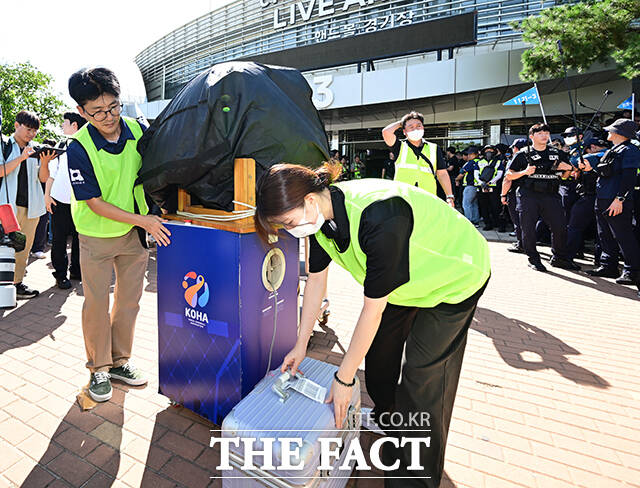 6·3 지방선거 투표용지 부족 사태에 따른 개표소 봉쇄 시위가 이어지고 있는 8일 오전 서울 송파구 올림픽공원 핸드볼경기장에서 대한체육회 산하 9개 종목 단체 관계자들이 물품을 반출하고 있다. /박헌우 기자