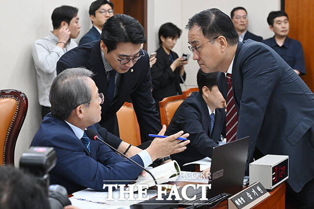 퇴장하던 중 민주당 의원들에게 항의하는 이진숙 국민의힘 의원(왼쪽)과 김장겸 의원.