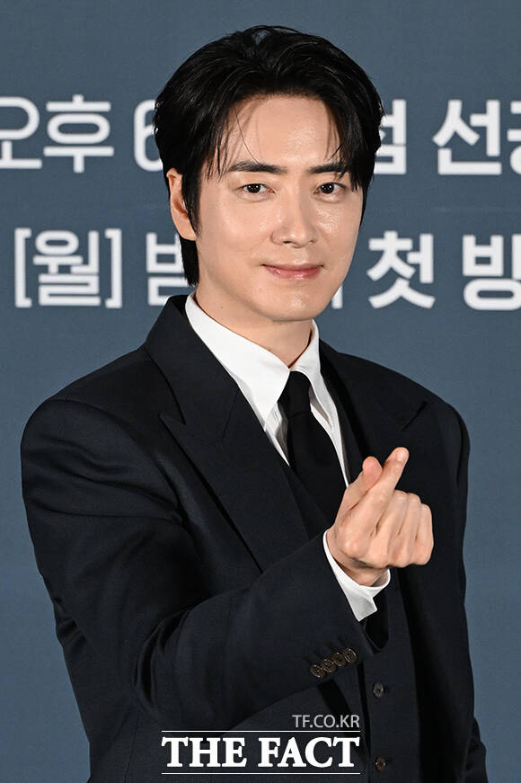 배우 백예인과 하율리, 오대환, 이준혁, 윤영빈 감독과 배우 서현우, 홍진기(왼쪽부터)가 8일 오전 서울 용산구 CGV 용산아이파크 몰에서 열린 티빙 오리지널 시리즈 '로또 1등도 출근합니다' 제작발표회에 참석해 포즈를 취하고 있다. /김성렬 기자