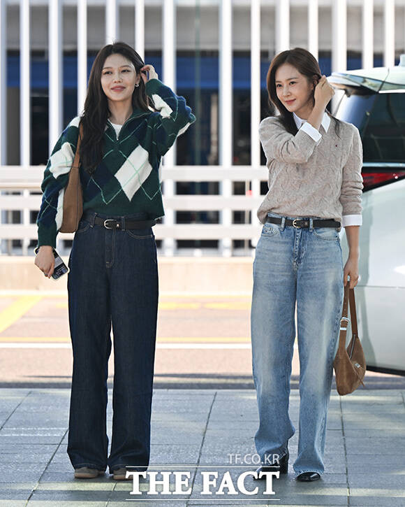 수영과 유리가 대화하고 있다.