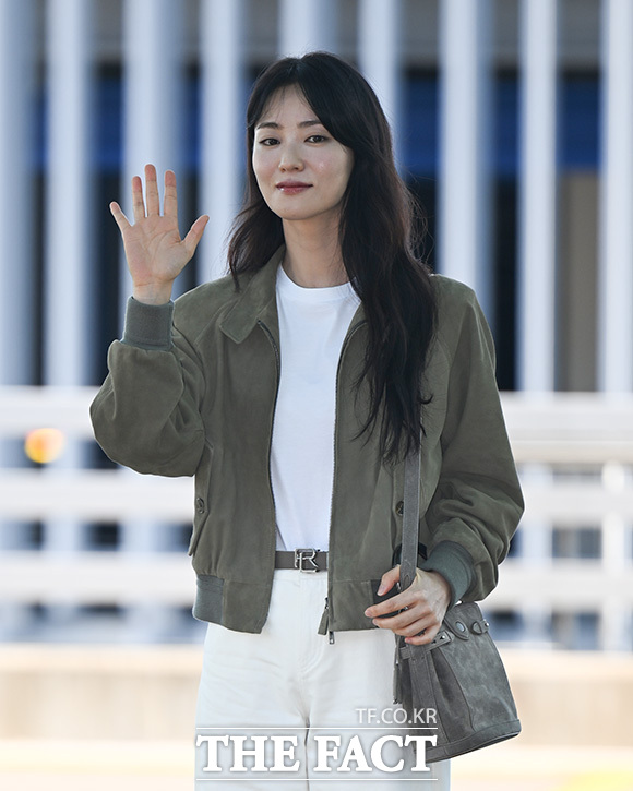 전여빈이 팬들에게 인사하고 있다.
