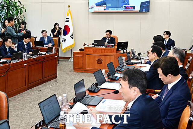 조승래 재경위원장이 8일 오후 서울 여의도 국회에서 열린 재정경제기획위원회 전체회의에 참석해 안건을 상정하고 있다. /국회=배정한 기자