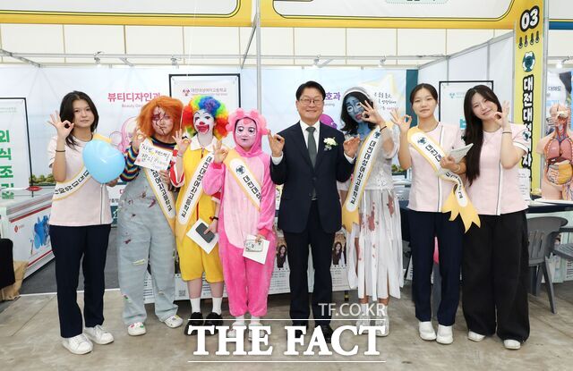 2026년 DJ 직업계고 입시박람회장에서 오석진 대전시교육감이 축하공연을 펼친 학생들과 함께 기념 촬영을 하고 있다. /대전시교육청