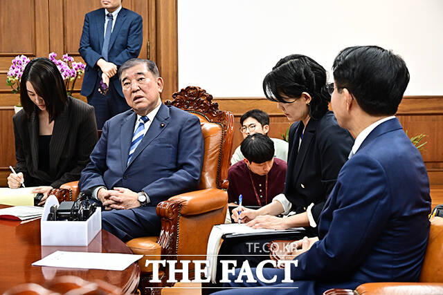 조정식 국회의장이 8일 오후 서울 여의도 국회에서 이시바 시게루 전 일본총리(왼쪽)를 접견하며 기념사진 촬영을 하고 있다. /국회=배정한 기자