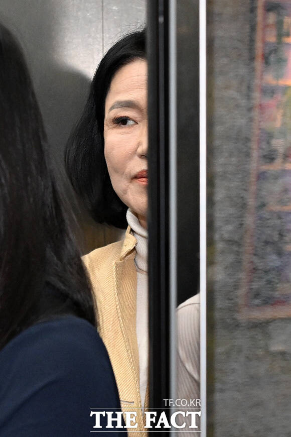 퇴장하던 중 민주당 의원들에게 항의하는 이진숙 국민의힘 의원(왼쪽)과 김장겸 의원.