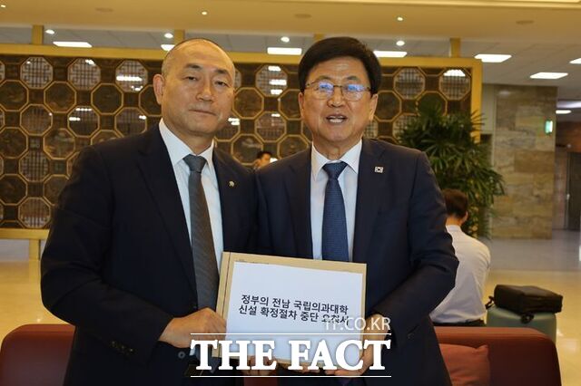 김원이 더불어민주당 의원이 8일 국회에서 최교진 교육부 장관을 만나 전남 의대 후보지로 순천대를 선정한 데 대한 부당함을 설명했다. /뉴시스