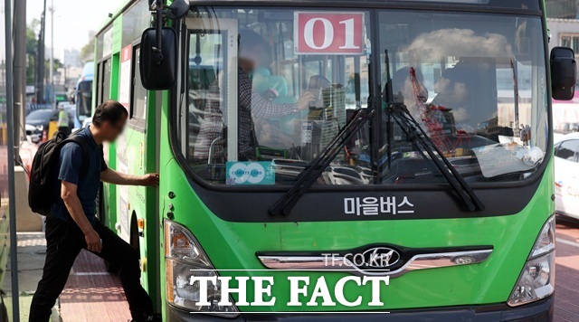 8일 서울시마을버스운송사업조합에 따르면 조합은 9일부터 11일까지 서울시청 일대에서 마을버스 요금 인상 등을 요구하는 차량시위를 진행할 예정이다. /뉴시스