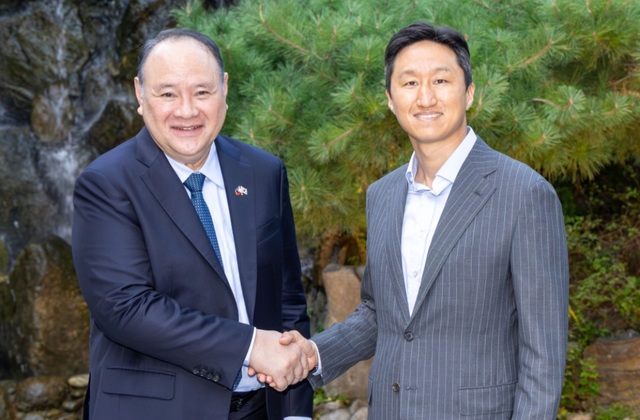 지난 7일(월) HD현대 정기선 회장과 길베르토 테오도로 주니어 필리핀 국방장관이 만나 기념사진을 촬영하고 있다. (사진 오른쪽 HD현대 정기선 회장). /HD현대