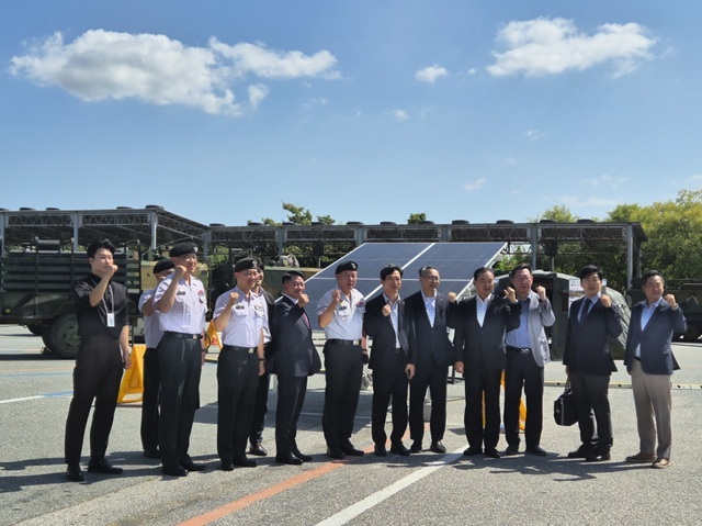 8일 전남 장성군 육군 상무대에서 열린‘육군 차세대 전력망 구축 실증사업 착공식’에 참석한 한국에너지공단, 육군본부, 한화에어로스페이스, 한국전력 관계자들이 기념촬영을 하고 있다. /한국에너지공단