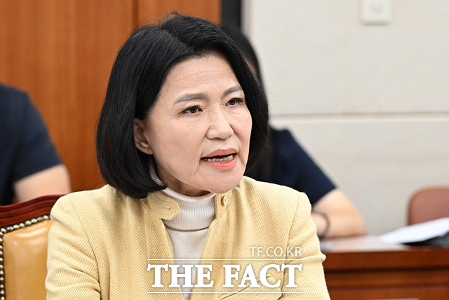 퇴장하던 중 민주당 의원들에게 항의하는 이진숙 국민의힘 의원(왼쪽)과 김장겸 의원.