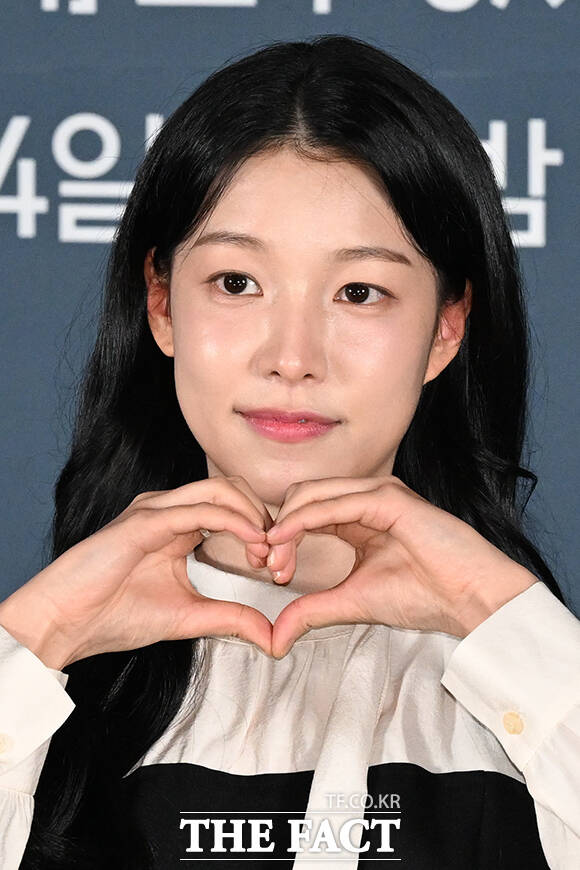 배우 백예인과 하율리, 오대환, 이준혁, 윤영빈 감독과 배우 서현우, 홍진기(왼쪽부터)가 8일 오전 서울 용산구 CGV 용산아이파크 몰에서 열린 티빙 오리지널 시리즈 '로또 1등도 출근합니다' 제작발표회에 참석해 포즈를 취하고 있다. /김성렬 기자