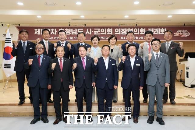충남 시·군의회의장협의회가 지난 7일 서천군청 대회의실에서 열린 제139차 정례회에서 발전공기업 통합본사 충남 유치 촉구 건의문을 채택한 뒤 기념촬영을 하고 있다. /서천군의회