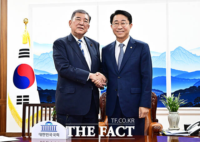 조정식 국회의장이 8일 오후 서울 여의도 국회에서 이시바 시게루 전 일본총리(왼쪽)를 접견하며 기념사진 촬영을 하고 있다. /국회=배정한 기자