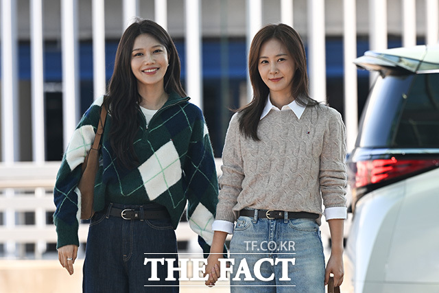 그룹 소녀시대-효리수의 수영(왼쪽)과 유리가 8일 오전 해외 일정 참석차 인천국제공항을 통해 미국 뉴욕으로 출국하며 미소 짓고 있다. /인천국제공항=송호영 기자