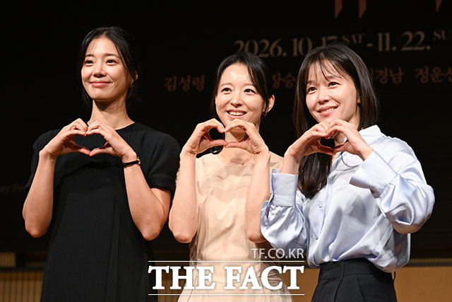 배우 임세미와 정새별, 정운선, 장승조, 권율, 김성령, 최정원, 문유강, 최정우, 배훈, 김경남(왼쪽부터)이 8일 오전 서울 서초구 예술의전당 음악당에서 열린 연극 ‘유리동물원’ 기자간담회에 참석해 포즈를 취하고 있다. /서예원 기자