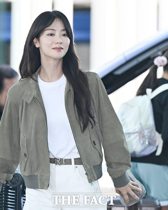 전여빈이 팬들에게 인사하고 있다.