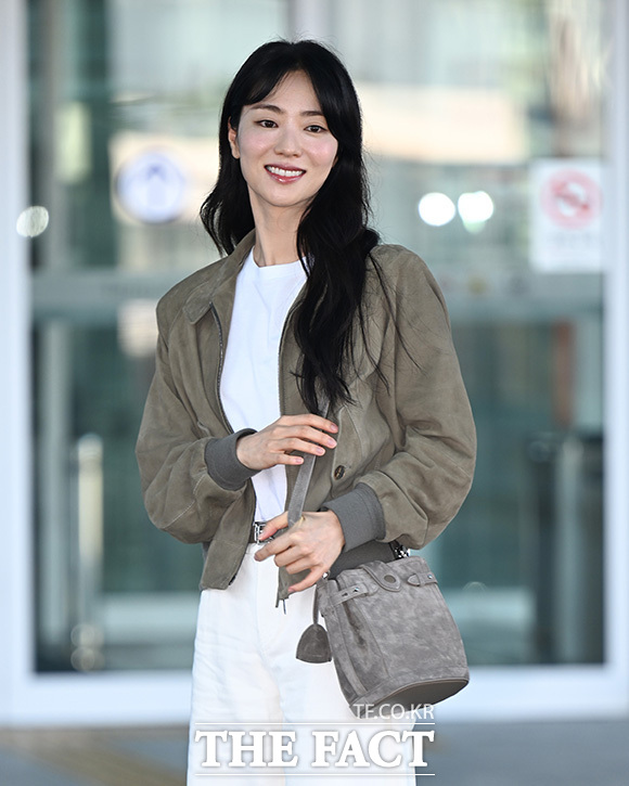전여빈이 팬들에게 인사하고 있다.