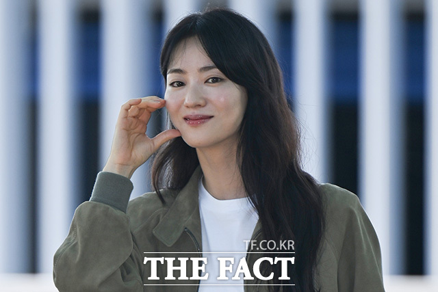 배우 전여빈이 8일 오전 해외 일정 참석차 인천국제공항을 통해 미국 뉴욕으로 출국하며 포즈를 취하고 있다. /인천국제공항=송호영 기자