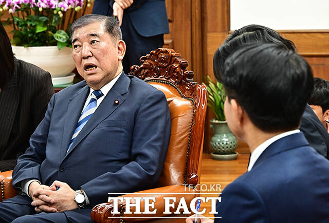 조정식 국회의장이 8일 오후 서울 여의도 국회에서 이시바 시게루 전 일본총리(왼쪽)를 접견하며 기념사진 촬영을 하고 있다. /국회=배정한 기자