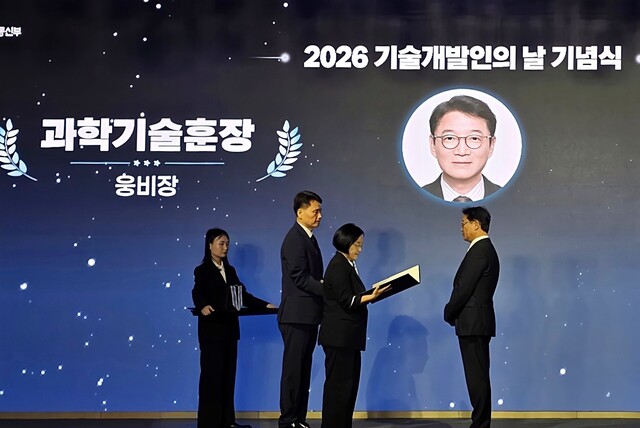 송근석 HK이노엔 부사장(오른쪽)이 지난 7일 '2026 기술개발인의 날' 기념식에서 최상위 훈격인 과학기술 훈장을 수여했다. /HK이노엔